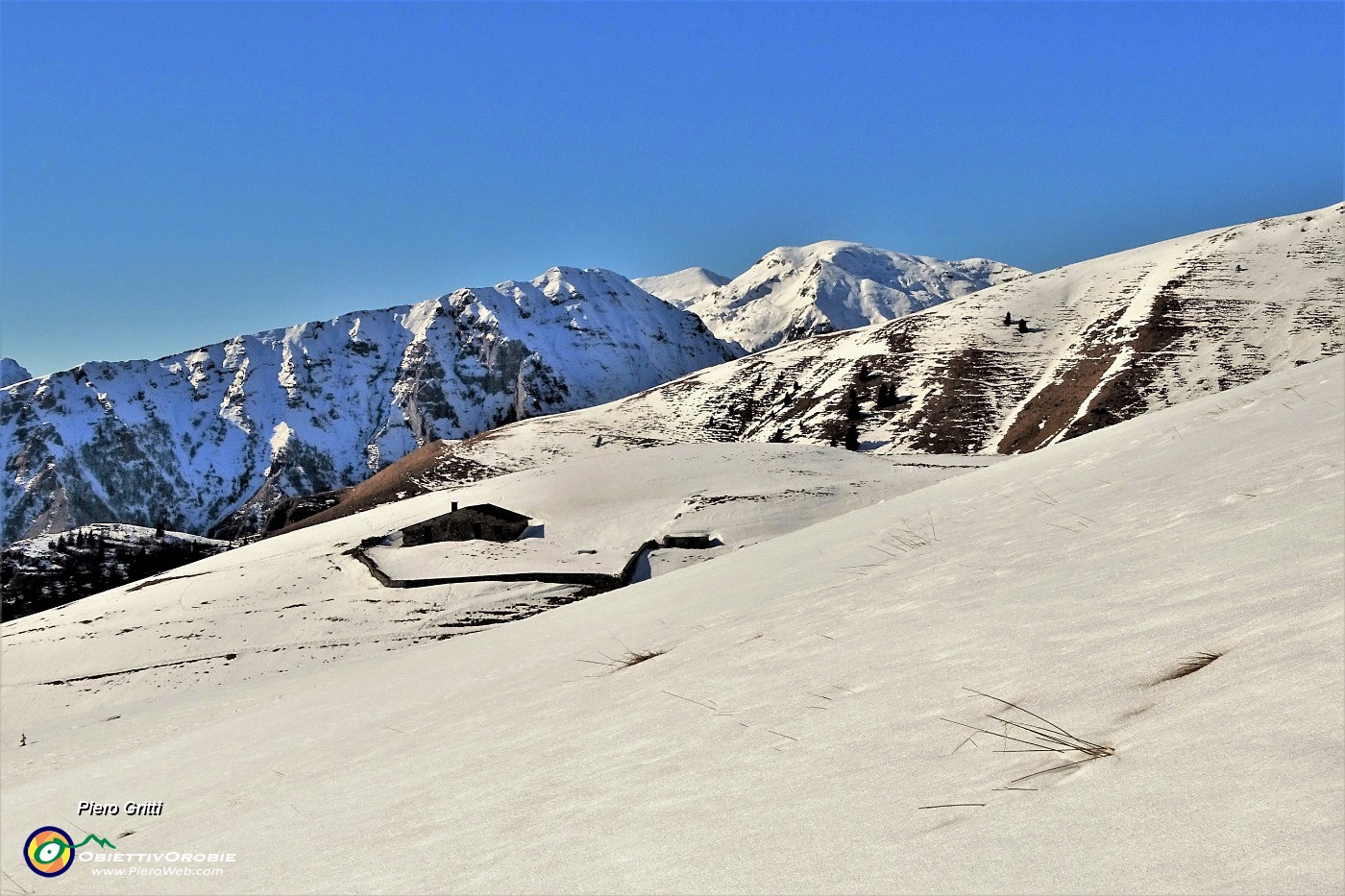 46  a  pestar neve in direttissima superiamo la Terza Baita del Vaccaro (1649 m) .JPG